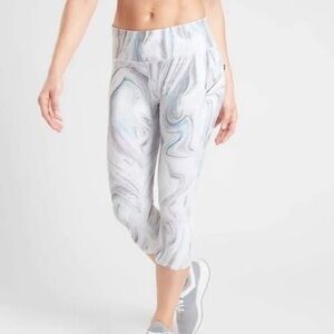 Athleta Contender Opal Oil Spill Iridescent Capri Leggings Pockets Size Small 4